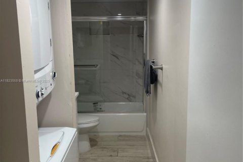 Condominio en alquiler en Lauderhill, Florida, 2 dormitorios, 100.8 m2 № 1937968 - foto 17
