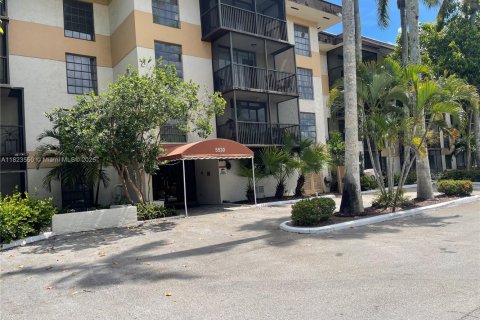 Condo in Lauderhill, Florida, 2 bedrooms  № 1937968 - photo 21