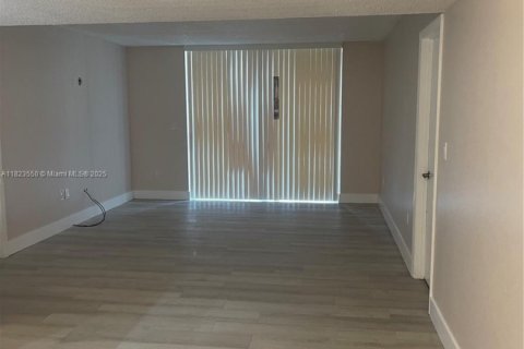 Condominio en alquiler en Lauderhill, Florida, 2 dormitorios, 100.8 m2 № 1937968 - foto 11