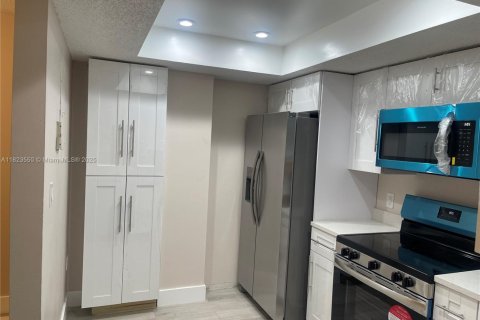 Condo in Lauderhill, Florida, 2 bedrooms  № 1937968 - photo 9