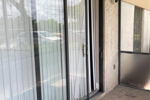 Condominio en alquiler en Lauderhill, Florida, 2 dormitorios, 100.8 m2 № 1937968 - foto 19