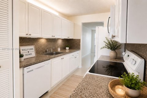 Condo in Pembroke Pines, Florida, 2 bedrooms № 2240598