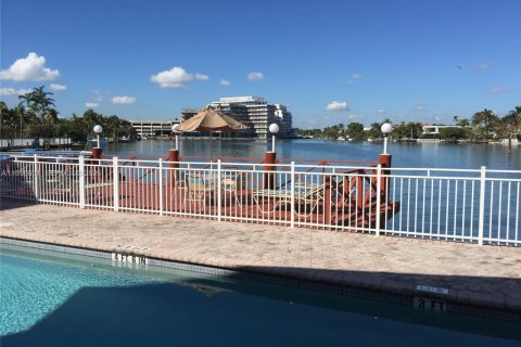 Condo in Miami Beach, Florida, 1 bedroom  № 2060466 - photo 3