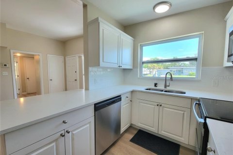 Villa ou maison à louer à Saint Petersburg, Floride: 3 chambres, 93.55 m2 № 1879551 - photo 4