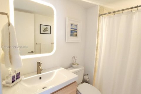 Condo in Miami, Florida, 2 bedrooms  № 2040131 - photo 14