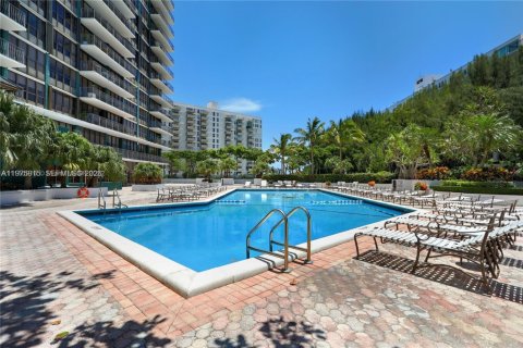 Condo in Miami, Florida, 2 bedrooms  № 2040131 - photo 21