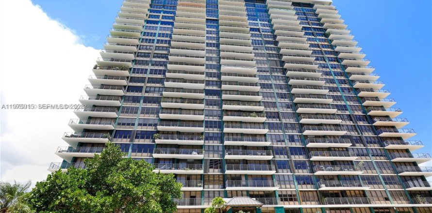 Condo in Miami, Florida, 2 bedrooms  № 2040131