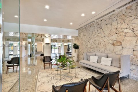Condo in Miami, Florida, 2 bedrooms  № 2040131 - photo 17