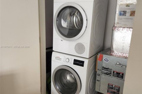 Condo in Miami, Florida, 2 bedrooms  № 2040131 - photo 16