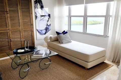 Condo in Miami, Florida, 2 bedrooms  № 2040131 - photo 8