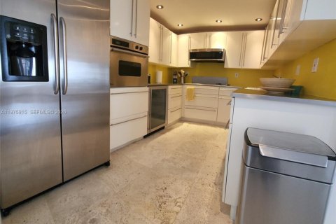 Condo in Miami, Florida, 2 bedrooms  № 2040131 - photo 15