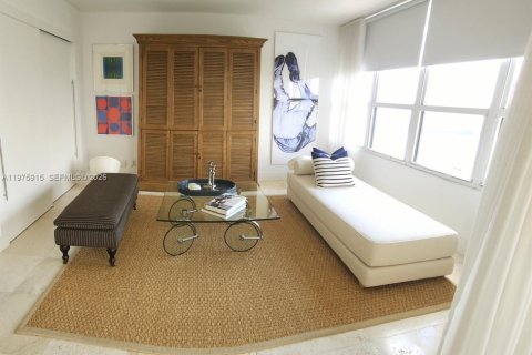 Condo in Miami, Florida, 2 bedrooms  № 2040131 - photo 9
