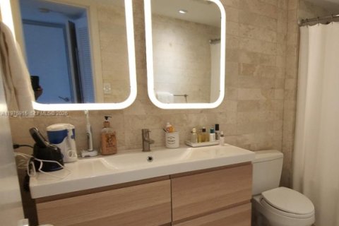 Condo in Miami, Florida, 2 bedrooms  № 2040131 - photo 13