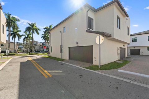 Touwnhouse à louer à Doral, Floride: 3 chambres, 132.29 m2 № 1996340 - photo 4