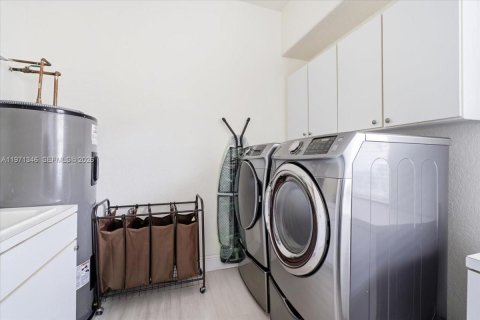 Casa en venta en Coral Springs, Florida, 5 dormitorios, 324.6 m2 № 2032254 - foto 12