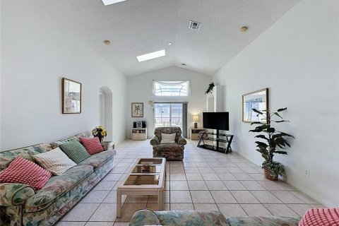 House in Kissimmee, Florida 5 bedrooms, 198.44 sq.m. № 2425552 - photo 16