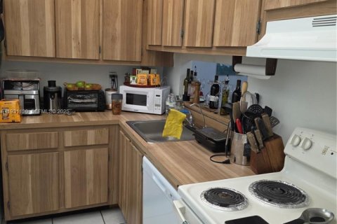 Copropriété à louer à Miami, Floride: 1 chambre, 65.5 m2 № 1989549 - photo 1