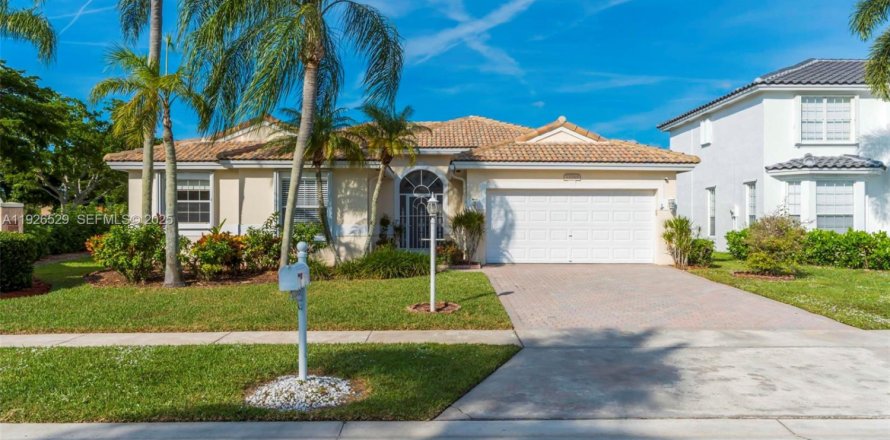 House in Boca Raton, Florida 3 bedrooms, 179.02 sq.m. № 1992593