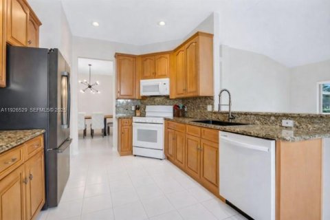 House in Boca Raton, Florida 3 bedrooms, 179.02 sq.m. № 1992593 - photo 7