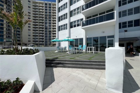 Condo in Hallandale Beach, Florida, 1 bedroom  № 1836569 - photo 18