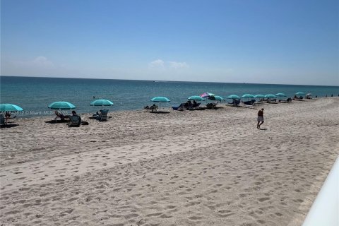 Condo in Hallandale Beach, Florida, 1 bedroom  № 1836569 - photo 17