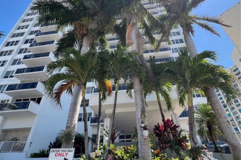 Condo in Hallandale Beach, Florida, 1 bedroom  № 1836569 - photo 2