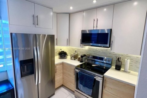 Снять в аренду кондоминиум в Майами, Флорида 2 спальни, 111.48м2, № 1985959 - фото 11