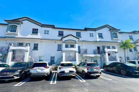 Снять в аренду кондоминиум в Майами, Флорида 2 спальни, 111.48м2, № 1985959 - фото 1