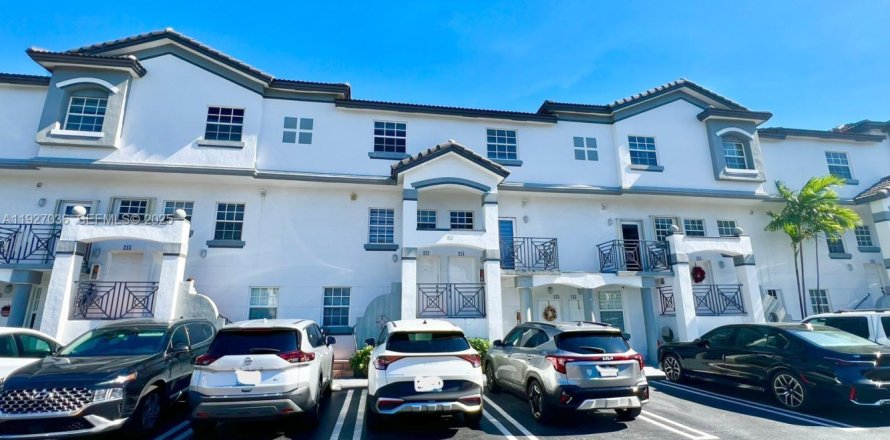 Кондоминиум с 2 спальнями в Майами, Флорида № 1985959