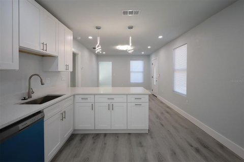 Villa ou maison à vendre à Tampa, Floride: 2 chambres, 81.75 m2 № 2412737 - photo 13