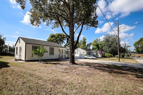 Villa ou maison à vendre à Tampa, Floride: 2 chambres, 81.75 m2 № 2412737 - photo 4