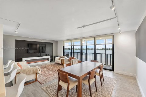 Купить кондоминиум в Окленд-Парк, Флорида 2 спальни, 120.77м2, № 1972707 - фото 1