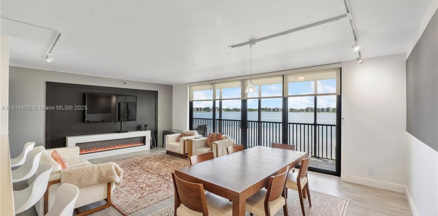 Кондоминиум с 2 спальнями в Окленд-Парк, Флорида № 1972707