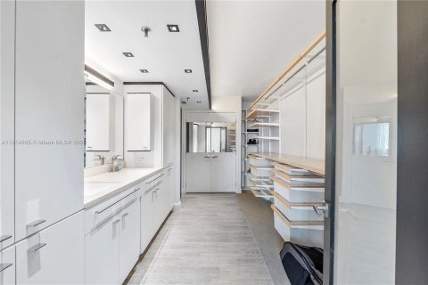 Купить кондоминиум в Окленд-Парк, Флорида 2 спальни, 120.77м2, № 1972707 - фото 15