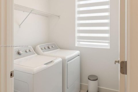 Townhouse in Doral, Florida 3 bedrooms, 219.81 sq.m. № 2013207 - photo 18