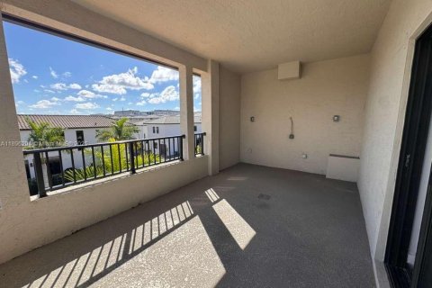 Townhouse in Doral, Florida 3 bedrooms, 219.81 sq.m. № 2013207 - photo 13