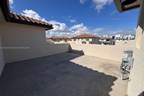 Townhouse in Doral, Florida 3 bedrooms, 219.81 sq.m. № 2013207 - photo 11