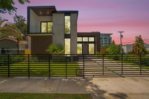 House in Miami, Florida 6 bedrooms № 1806101 - photo 2