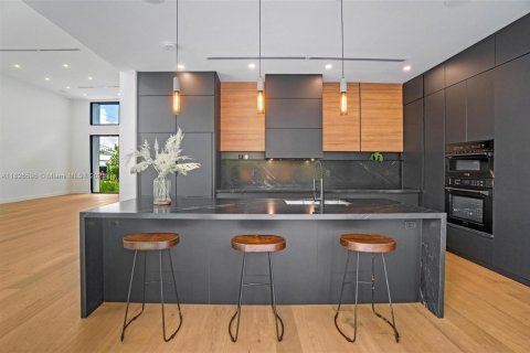 House in Miami, Florida 6 bedrooms № 1806101 - photo 13