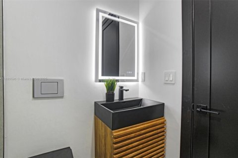House in Miami, Florida 6 bedrooms № 1806101 - photo 27