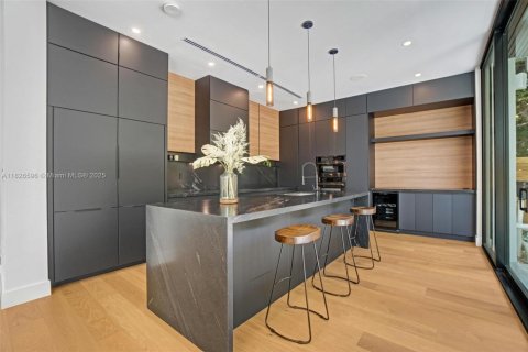House in Miami, Florida 6 bedrooms № 1806101 - photo 12