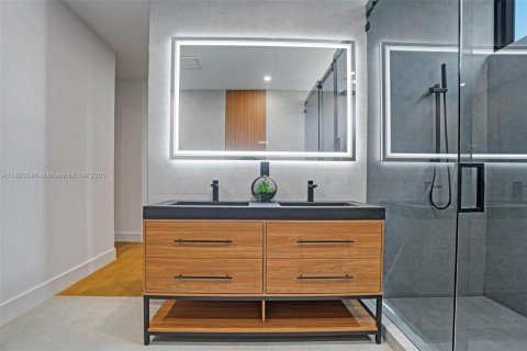 House in Miami, Florida 6 bedrooms № 1806101 - photo 24