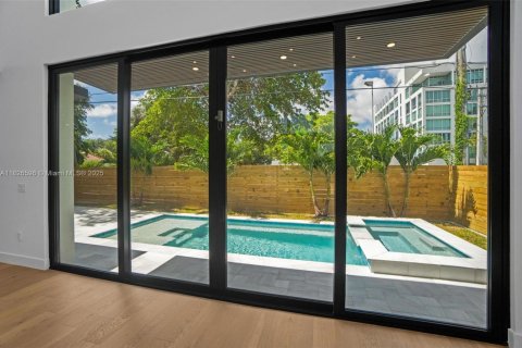 House in Miami, Florida 6 bedrooms № 1806101 - photo 10