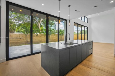 House in Miami, Florida 6 bedrooms № 1806101 - photo 15