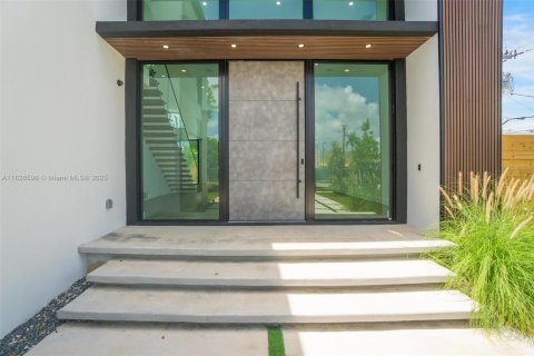 House in Miami, Florida 6 bedrooms № 1806101 - photo 6