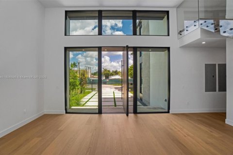 House in Miami, Florida 6 bedrooms № 1806101 - photo 7