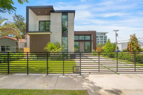 House in Miami, Florida 6 bedrooms № 1806101 - photo 1