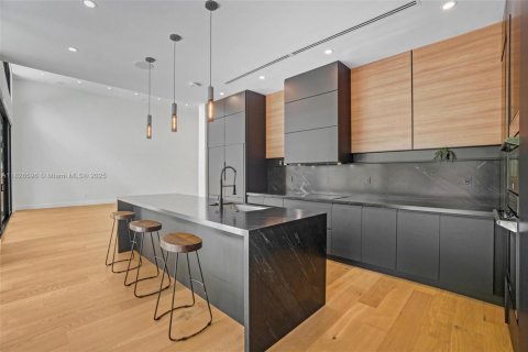 House in Miami, Florida 6 bedrooms № 1806101 - photo 16
