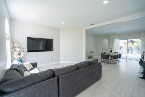 Villa ou maison à vendre à Kissimmee, Floride: 4 chambres, 216.56 m2 № 2436810 - photo 4