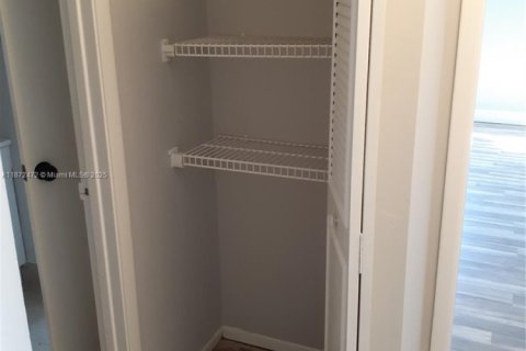 Townhouse in Lauderhill, Florida 2 bedrooms, 87.33 sq.m. № 1897723 - photo 4